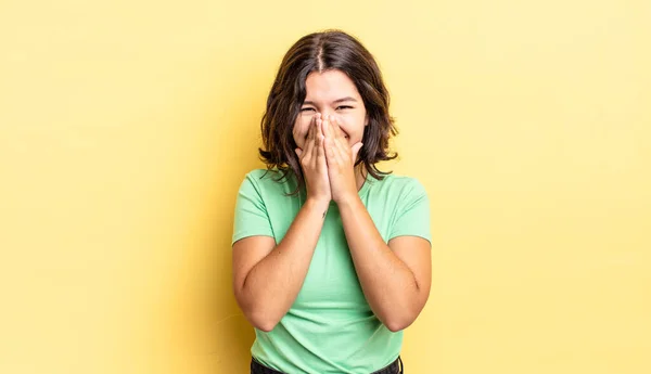 Jovem Menina Bonita Olhando Feliz Alegre Sorte Surpreendido Cobrindo Boca — Fotografia de Stock