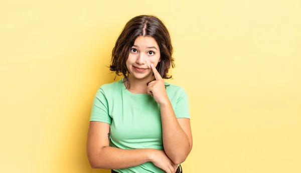 Young Pretty Girl Keeping Eye You Trusting Watching Staying Alert — Stock Photo, Image