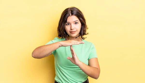 Giovane Bella Ragazza Sembra Serio Severo Arrabbiato Dispiaciuto Facendo Segno — Foto Stock