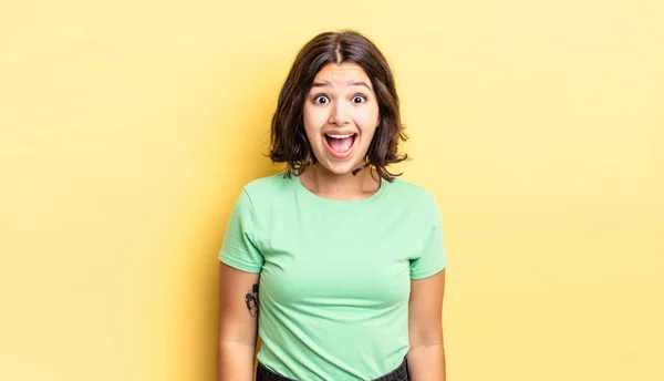 Giovane Bella Ragazza Guardando Molto Scioccato Sorpreso Fissando Con Bocca — Foto Stock