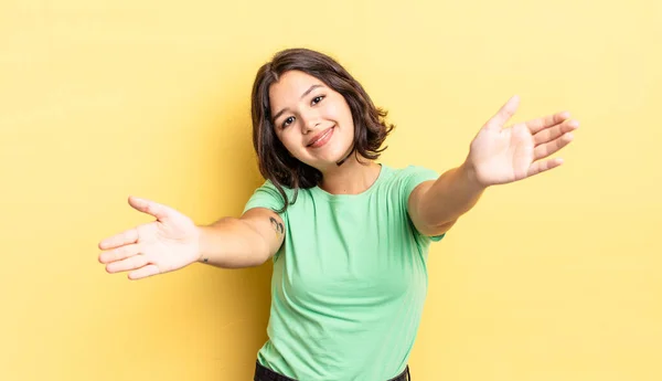 Jong Mooi Meisje Glimlachen Vrolijk Het Geven Van Een Warme — Stockfoto