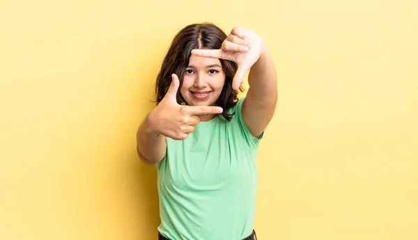 Junges Hübsches Mädchen Das Sich Glücklich Freundlich Und Positiv Fühlt — Stockfoto