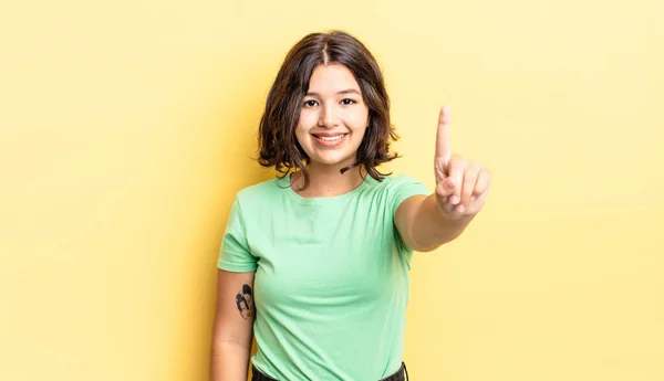 Junges Hübsches Mädchen Lächelt Und Sieht Freundlich Aus Zeigt Die — Stockfoto