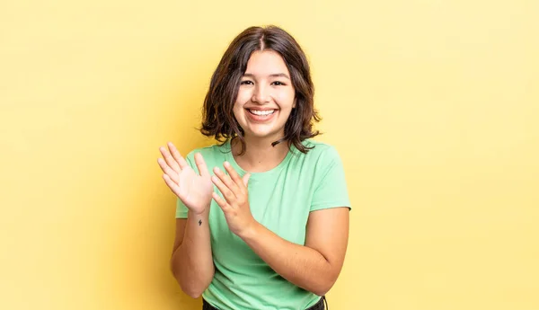 Junges Hübsches Mädchen Fühlt Sich Glücklich Und Erfolgreich Lächelt Und — Stockfoto