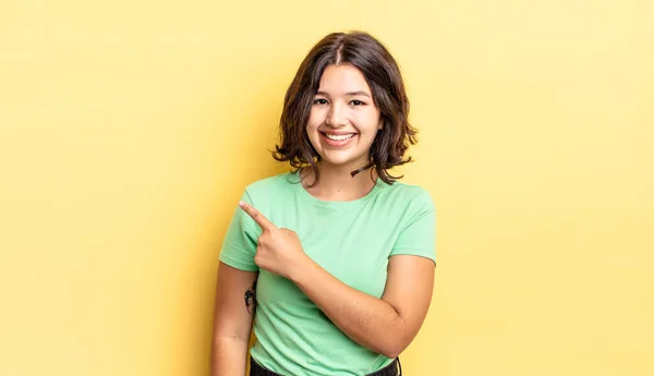 Giovane Bella Ragazza Sorridente Allegramente Sentendosi Felice Indicando Lato Verso — Foto Stock