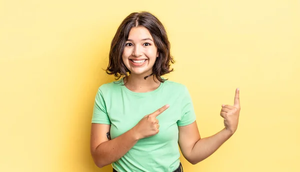 Junges Hübsches Mädchen Lächelt Glücklich Und Zeigt Mit Beiden Händen — Stockfoto