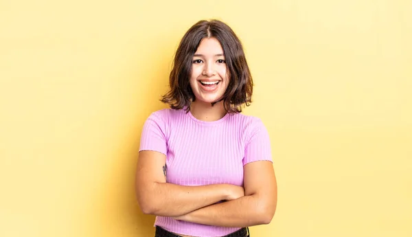 Junges Hübsches Mädchen Das Aussieht Wie Eine Glückliche Stolze Und — Stockfoto