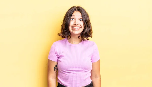 Jovem Menina Bonita Olhando Feliz Pateta Com Largo Divertido Louco — Fotografia de Stock