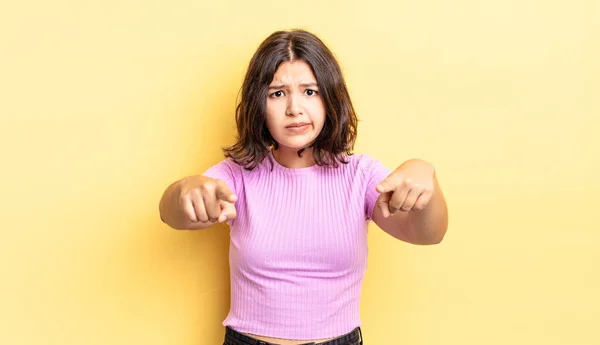 Joven Chica Bonita Apuntando Hacia Adelante Cámara Con Los Dedos —  Fotos de Stock