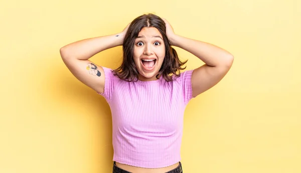 Jong Mooi Meisje Zoek Gelukkig Zorgeloos Vriendelijk Ontspannen Genieten Van — Stockfoto