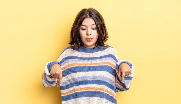 Young Pretty Girl Open Mouth Pointing Downwards Both Hands Looking — Stock Photo, Image