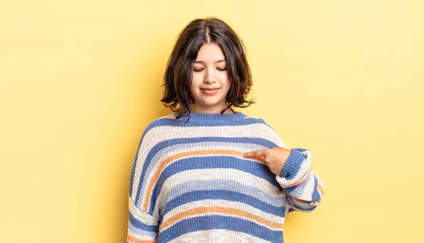 Young Pretty Girl Smiling Cheerfully Casually Looking Downwards Pointing Chest — Stock Photo, Image