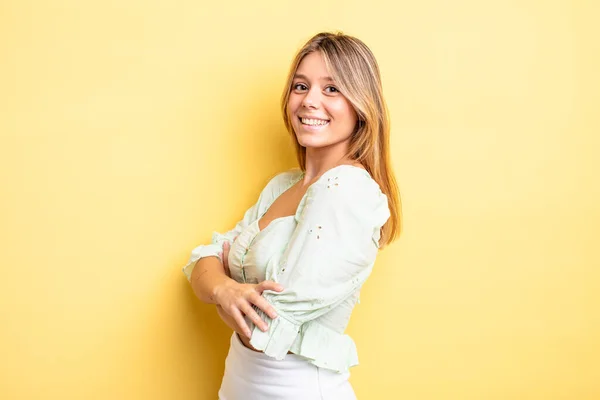 Mulher Bonita Loira Sorrindo Para Câmera Com Braços Cruzados Uma — Fotografia de Stock