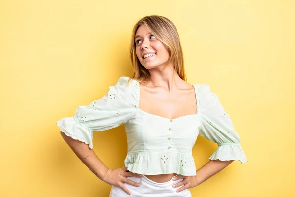 Rubia Bonita Mujer Mirando Feliz Alegre Confiada Sonriendo Orgullosamente Mirando —  Fotos de Stock