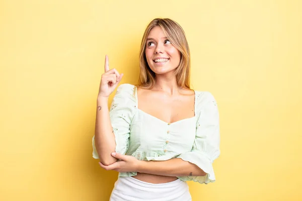 Blonde Hübsche Frau Lächelt Glücklich Und Schaut Zur Seite Fragt — Stockfoto