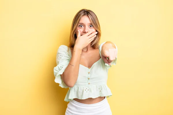 Blond Mooi Vrouw Lachen Naar Wijzend Naar Camera Maken Plezier — Stockfoto