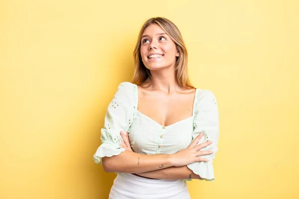 Blond Mooi Vrouw Gevoel Gelukkig Trots Hoopvol Benieuwd Denken Zoek — Stockfoto