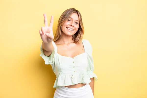 Bionda Bella Donna Sorridente Guardando Felice Spensierata Positiva Gesticolando Vittoria — Foto Stock