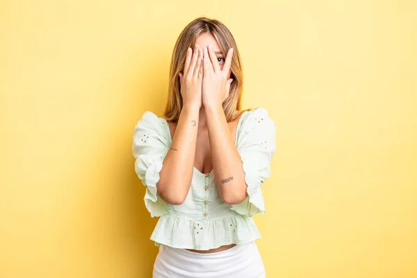 Blond Vacker Kvinna Täcka Ansiktet Med Händer Kika Mellan Fingrar — Stockfoto