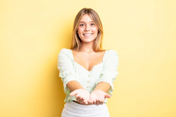 Rubia Bonita Mujer Sonriendo Felizmente Con Mirada Amistosa Segura Positiva —  Fotos de Stock