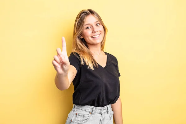 Blond Mooi Vrouw Glimlachen Trots Vol Vertrouwen Maken Nummer Een — Stockfoto