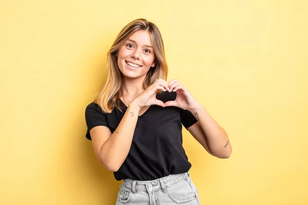 Rubia Bonita Mujer Sonriendo Sintiéndose Feliz Linda Romántica Enamorada Haciendo —  Fotos de Stock