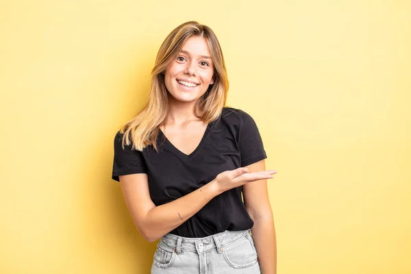 Rubia Bonita Mujer Sonriendo Alegremente Sintiéndose Feliz Mostrando Concepto Espacio —  Fotos de Stock