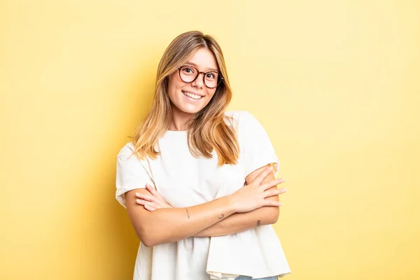 Bionda Bella Donna Ridendo Felicemente Con Braccia Incrociate Con Una — Foto Stock