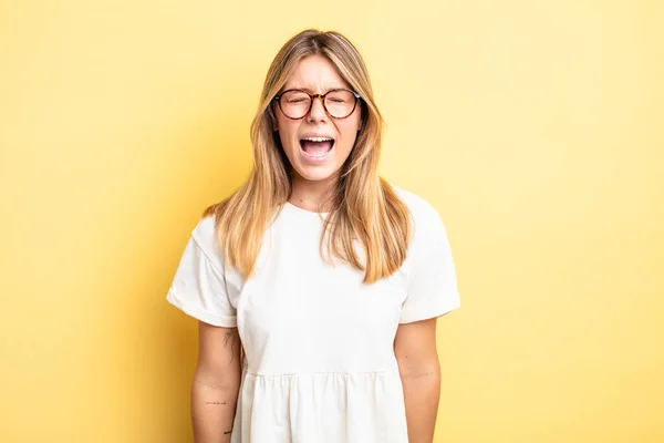 Blond Mooi Vrouw Schreeuwen Agressief Kijken Erg Boos Gefrustreerd Verontwaardigd — Stockfoto