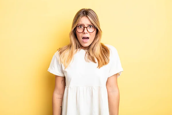 Blond Mooi Vrouw Kijken Geschokt Boos Geïrriteerd Teleurgesteld Open Mond — Stockfoto