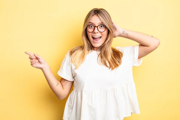 Blond Mooi Vrouw Lachen Zoek Gelukkig Positief Verrast Realiseert Zich — Stockfoto