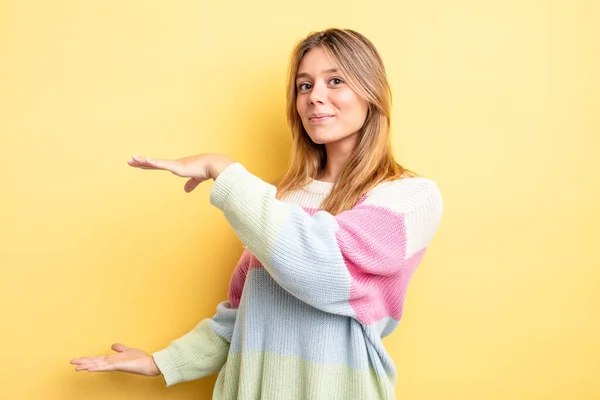 Blondýny Hezká Žena Drží Objekt Oběma Rukama Straně Kopírovat Prostor — Stock fotografie