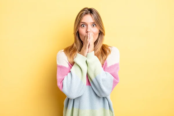 Blond Mooi Vrouw Gelukkig Opgewonden Verrast Verbaasd Bedekking Mond Met — Stockfoto