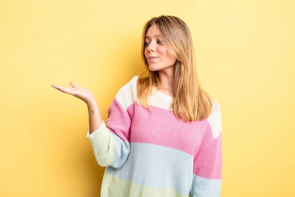 Rubia Bonita Mujer Sintiéndose Feliz Sonriendo Casualmente Mirando Objeto Concepto —  Fotos de Stock