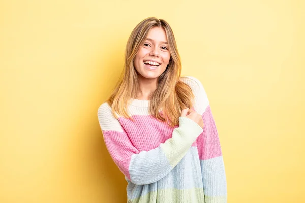 Blond Vacker Kvinna Känner Sig Lycklig Positiv Och Framgångsrik Motiverad — Stockfoto