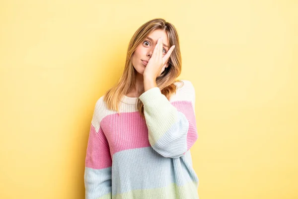 Blond Mooi Vrouw Gevoel Verveeld Gefrustreerd Slaperig Een Vermoeiende Saaie — Stockfoto