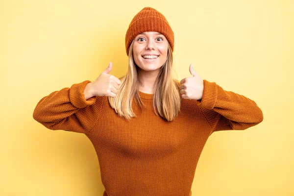 Mulher Bonita Loira Sorrindo Amplamente Olhando Feliz Positivo Confiante Bem — Fotografia de Stock