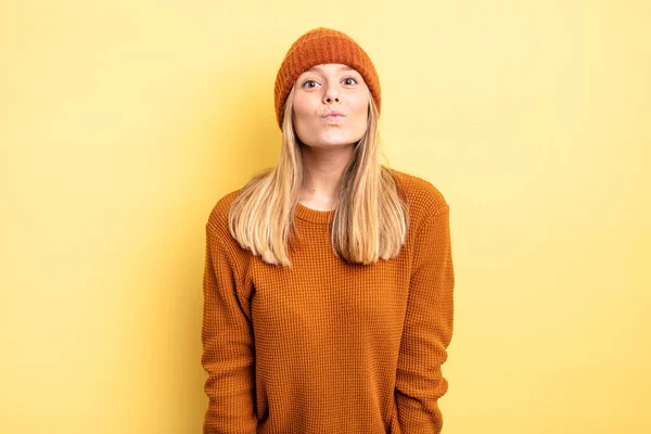 Blond Mooi Vrouw Persen Lippen Samen Met Een Schattig Leuk — Stockfoto