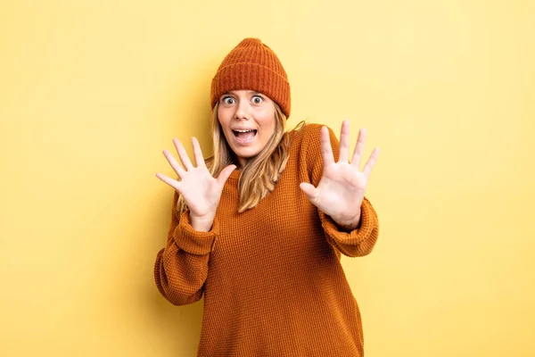 Blond Mooi Vrouw Gevoel Bang Terugtrekken Schreeuwen Horror Paniek Reageren — Stockfoto