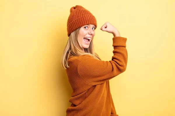 Blond Mooi Vrouw Gevoel Gelukkig Tevreden Krachtig Flexing Fit Gespierd — Stockfoto