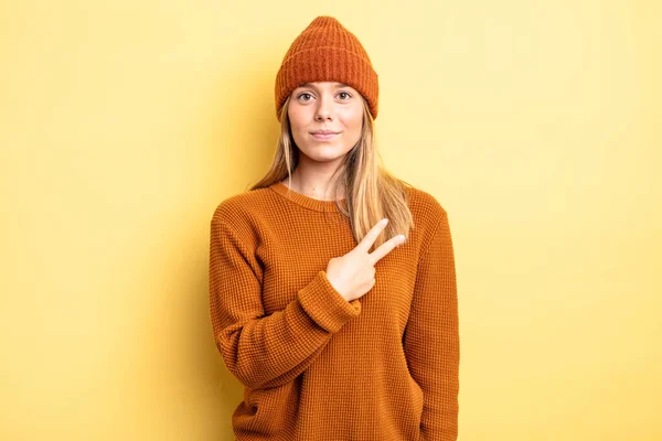 Blond Mooi Vrouw Gevoel Gelukkig Positief Succesvol Met Hand Maken — Stockfoto