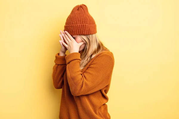 Blond Mooi Vrouw Bedekking Ogen Met Handen Met Een Trieste — Stockfoto