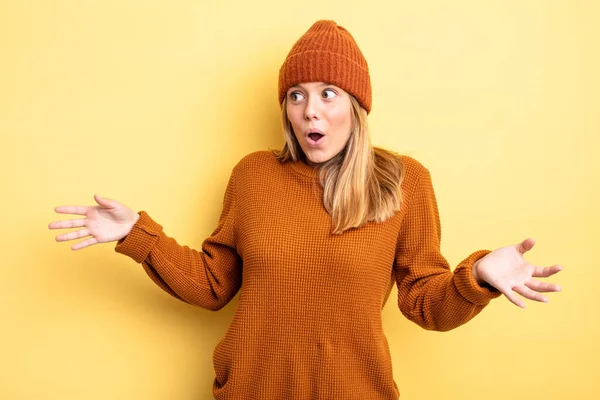 Sarışın, güzel bir kadın opera yapıyor ya da konserde şarkı söylüyor. Romantik, sanatsal ve tutkulu hissediyor.