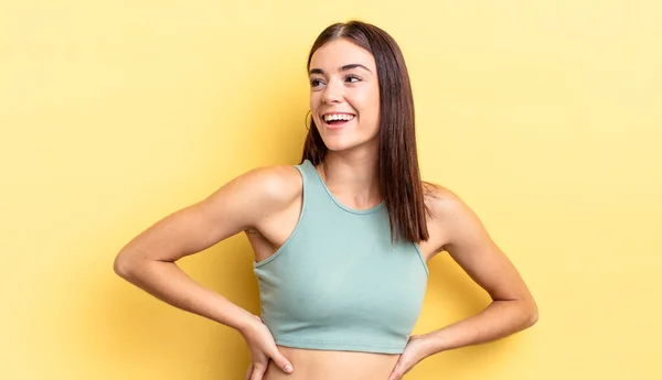 Ispanica Bella Donna Guardando Felice Allegro Sicuro Sorridente Orgogliosamente Cercando — Foto Stock