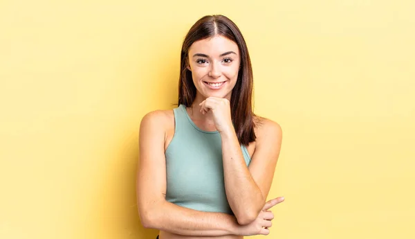 Hispanic Söt Kvinna Ser Glad Och Ler Med Handen Hakan — Stockfoto