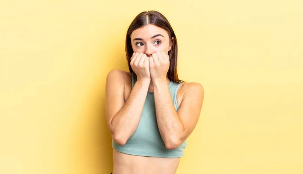 Mujer Bonita Hispana Mirando Preocupada Ansiosa Estresada Asustada Mordiendo Las —  Fotos de Stock