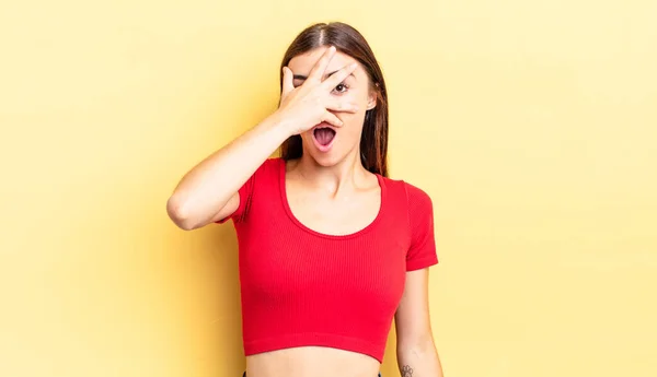 Ispanica Bella Donna Guardando Scioccato Spaventato Terrorizzato Coprendo Viso Con — Foto Stock