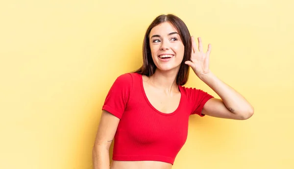 Ispanica Bella Donna Sorridente Guardando Curiosamente Lato Cercando Ascoltare Pettegolezzi — Foto Stock