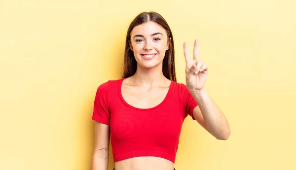 Mujer Bonita Hispana Sonriendo Luciendo Amigable Mostrando Número Dos Segundo — Foto de Stock