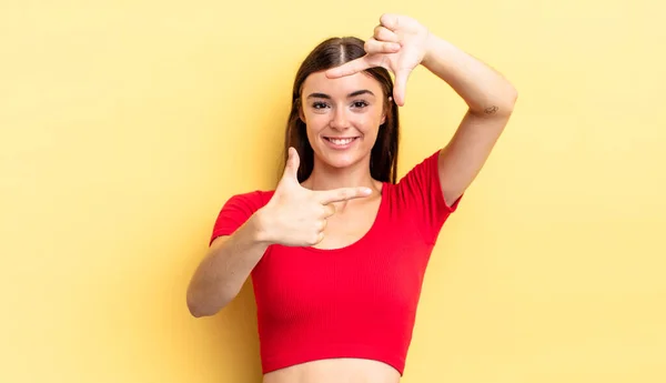 Mujer Bonita Hispana Sintiéndose Feliz Amistosa Positiva Sonriendo Haciendo Retrato — Foto de Stock